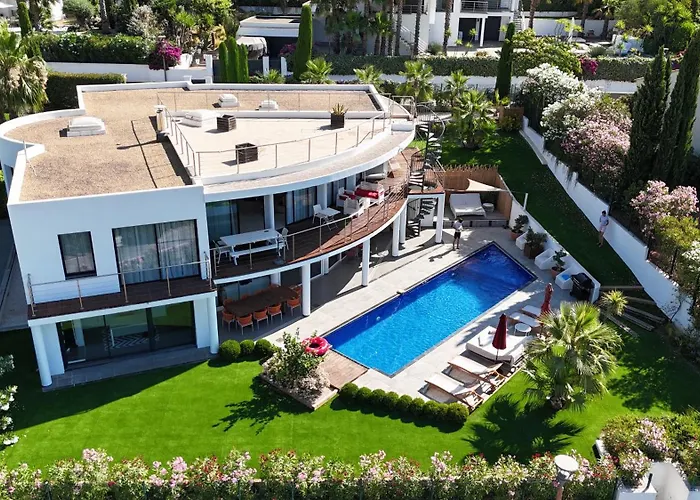 Grande Villa 350 M2, Piscine Chauffee Vue Mer Et Collines, Cavalaire Sur Mer, 10 Personnes