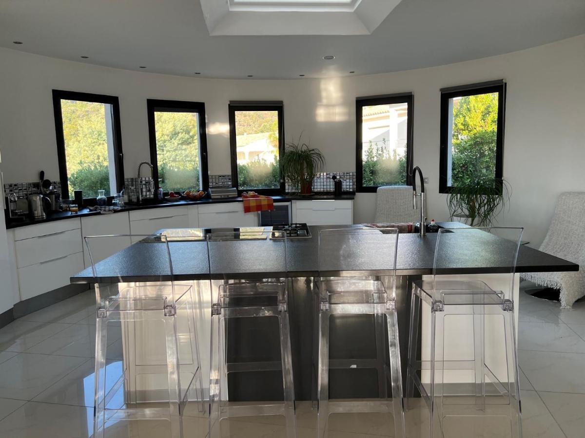 Villa Grande 350 M2, Piscine Chauffee Vue Et Collines, Sur Mer, 10 Personnes *